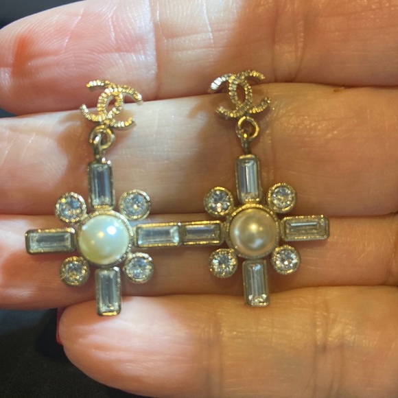 Chanel CC Glass Pearl Stress Earrings - Picture 7 of 7